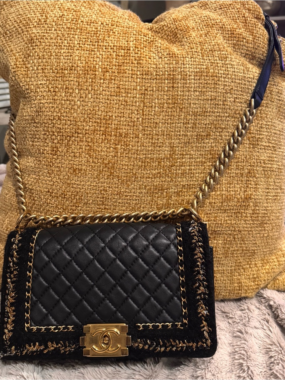 CHANEL Black Quilted Shoulder Bag with Gold Chain